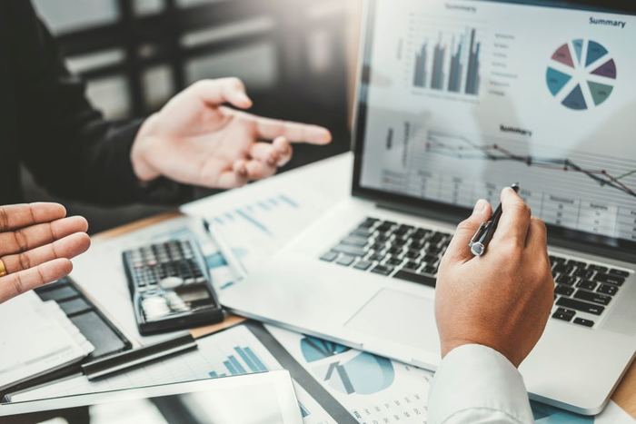 Équipe examinant des données de financement et des graphiques lors d'une séance de planification